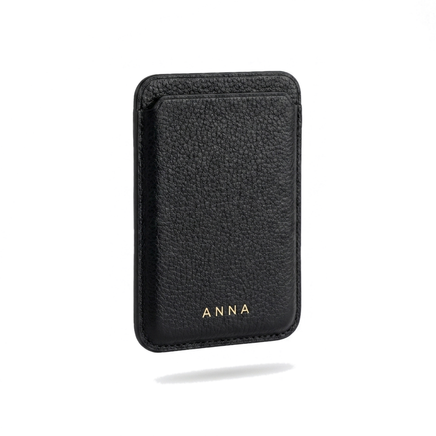 Magnetischer Cardholder in Narbenoptik in Schwarz mit dem Namen Anna in Gold bedruckt, freigestellt vor weißem Hintergrund